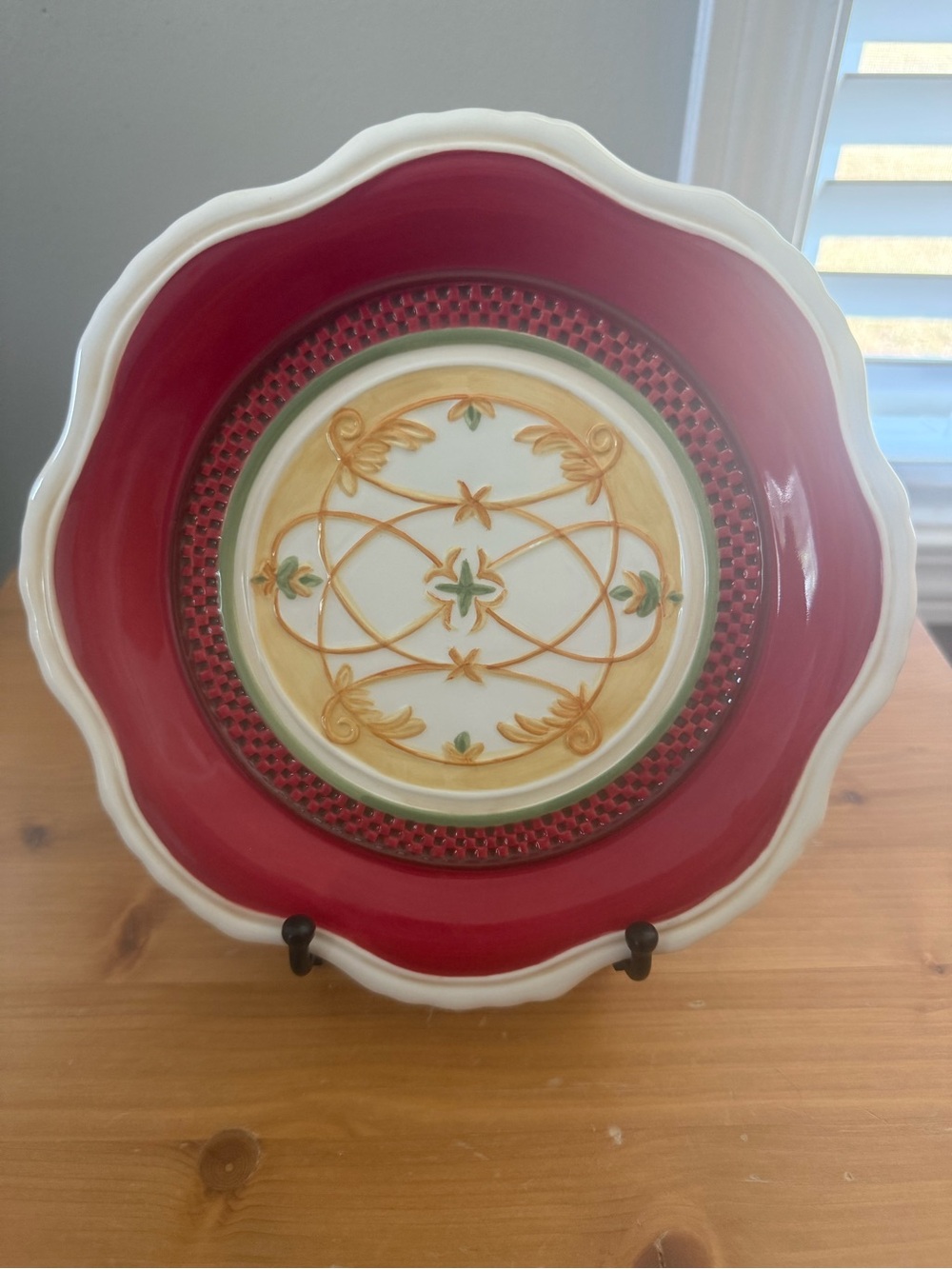 Fitz and Floyd Bellacara Red, Gold Scalloped Ceramic Sakad Plate